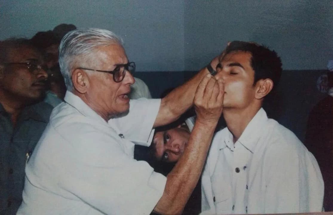 Vaidya Gogate performing Viddhakarma